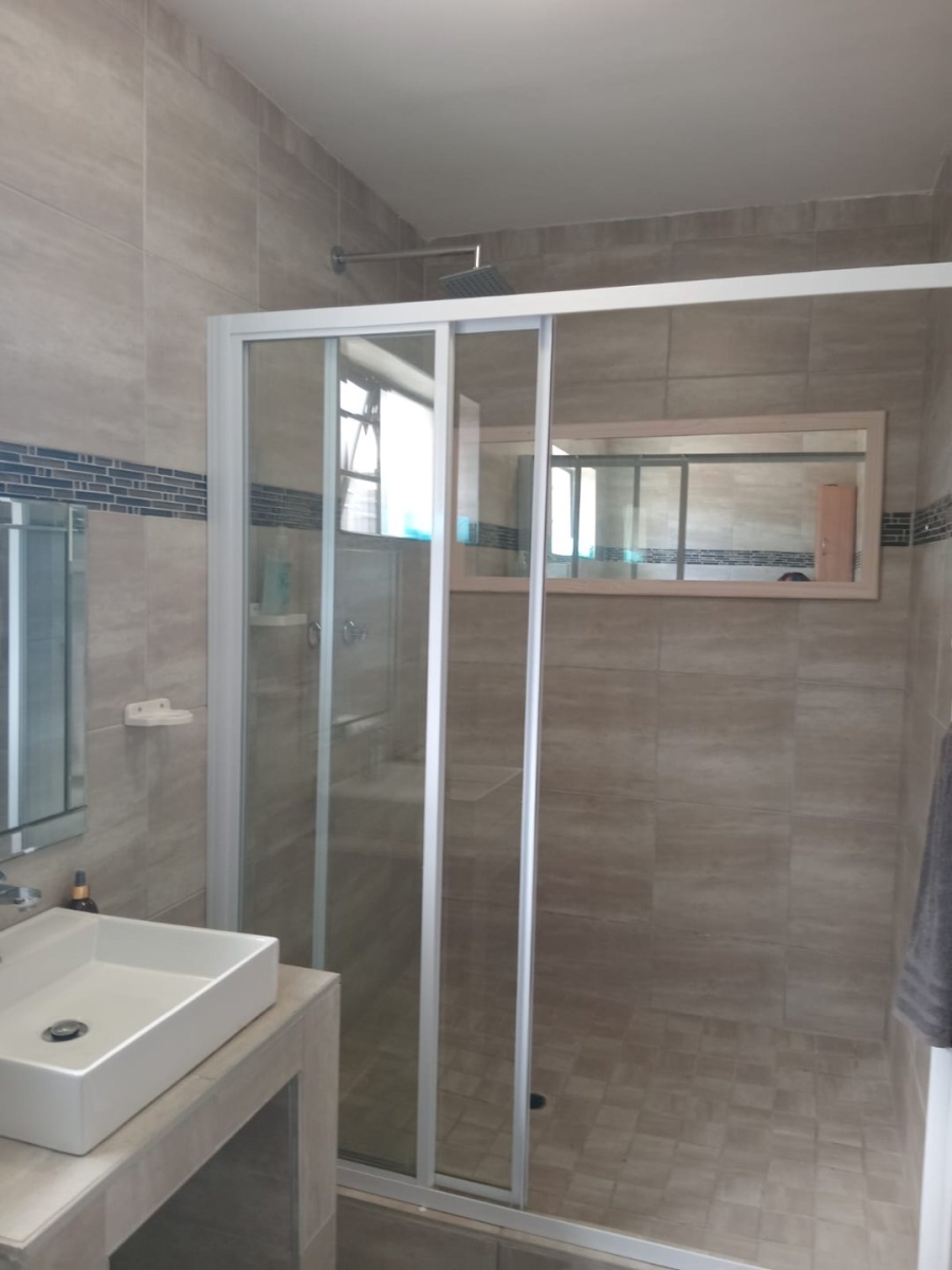 6 Bedroom Property for Sale in Gonubie Eastern Cape